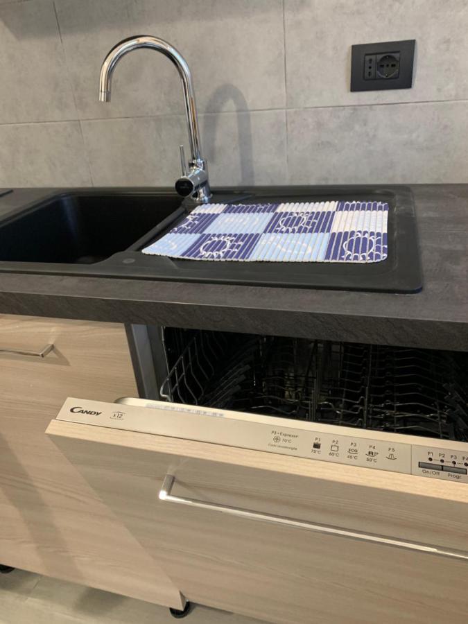 La Conchiglia A Marina Apartment มารีนาดีคาร์รารา ภายนอก รูปภาพ