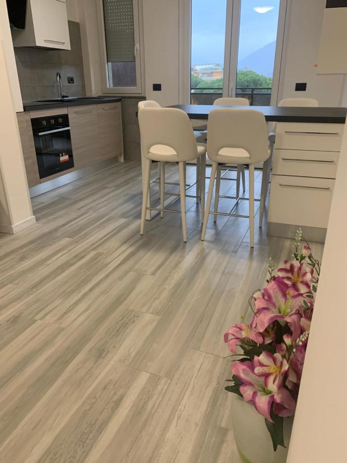 La Conchiglia A Marina Apartment มารีนาดีคาร์รารา ภายนอก รูปภาพ