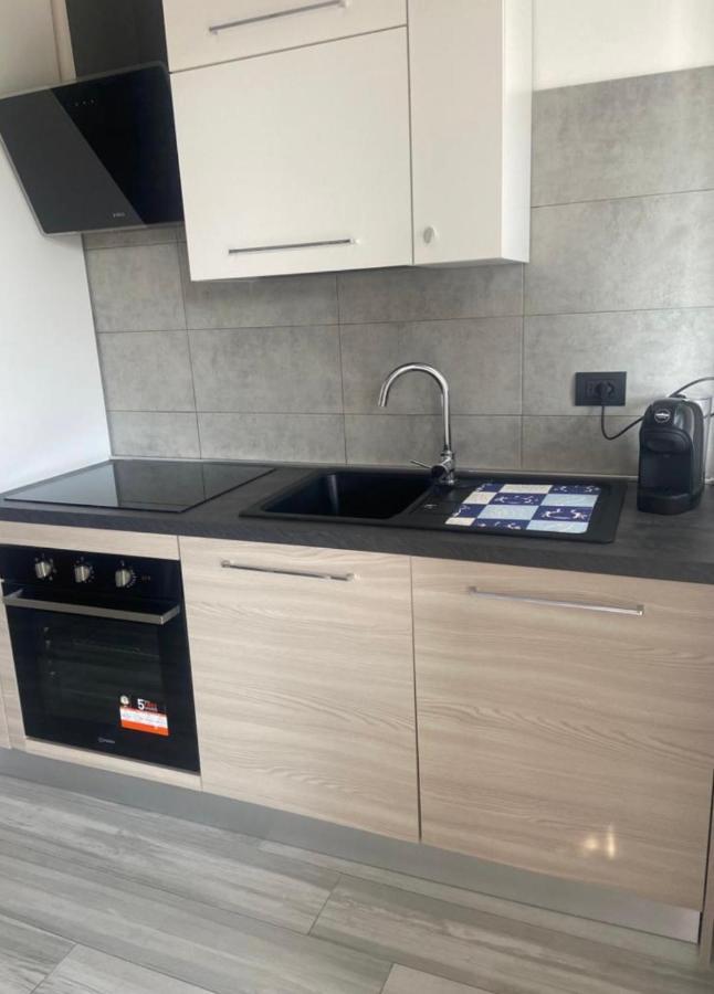 La Conchiglia A Marina Apartment มารีนาดีคาร์รารา ภายนอก รูปภาพ
